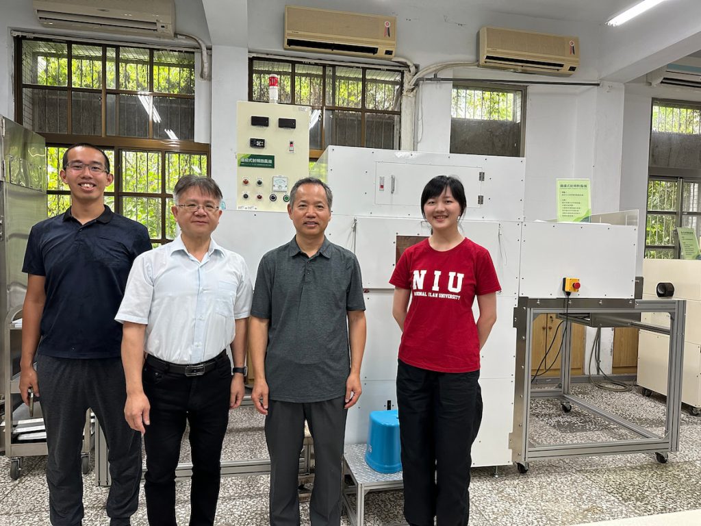 美國喬治亞大學食品科學與科技系教授孔凡賓(右2)參訪宜蘭大學打樣中心參觀10kW連續式射頻設備。