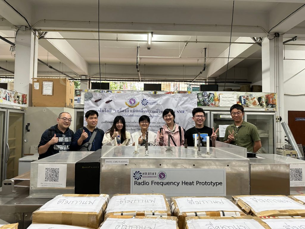 宜蘭大學食品科學系研究團隊赴泰國清邁大學農學院交流射頻技術。
