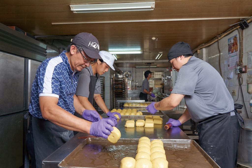 店內師傅10幾歲入行,已有將近20 年資歷,每人每天製作100斤大餅。