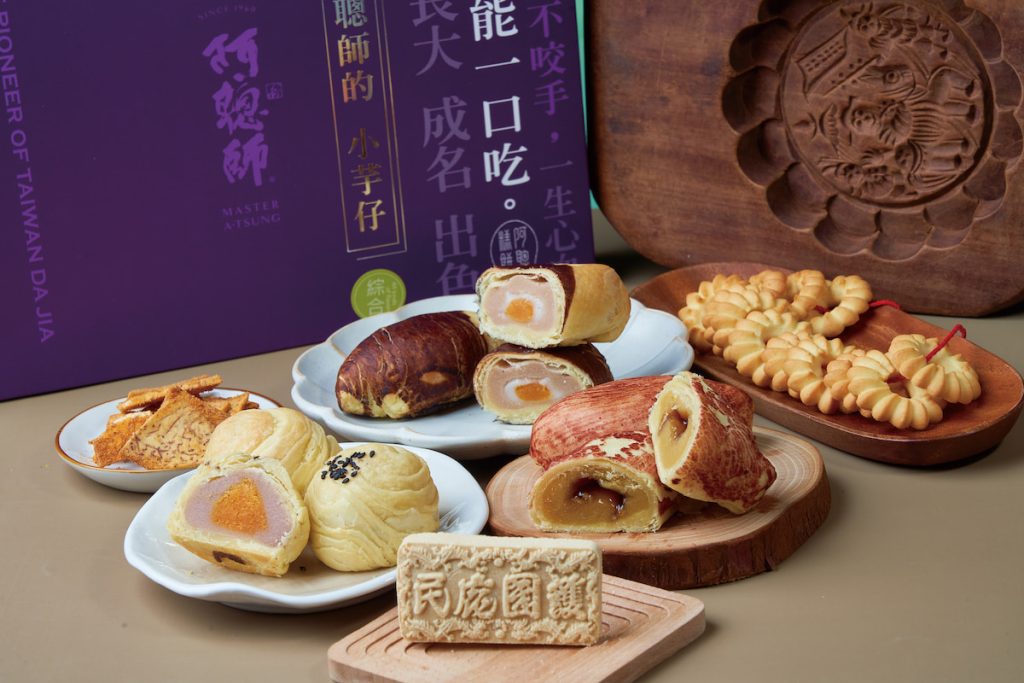 芋頭酥一天用掉三百公斤麵粉,產量上萬顆,品質始終如一。