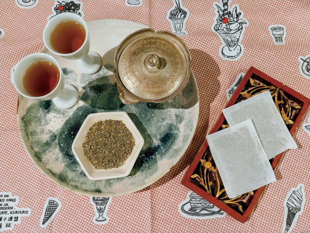 芭樂芯葉茶為舒心系的特色茶款。右下為茶包。