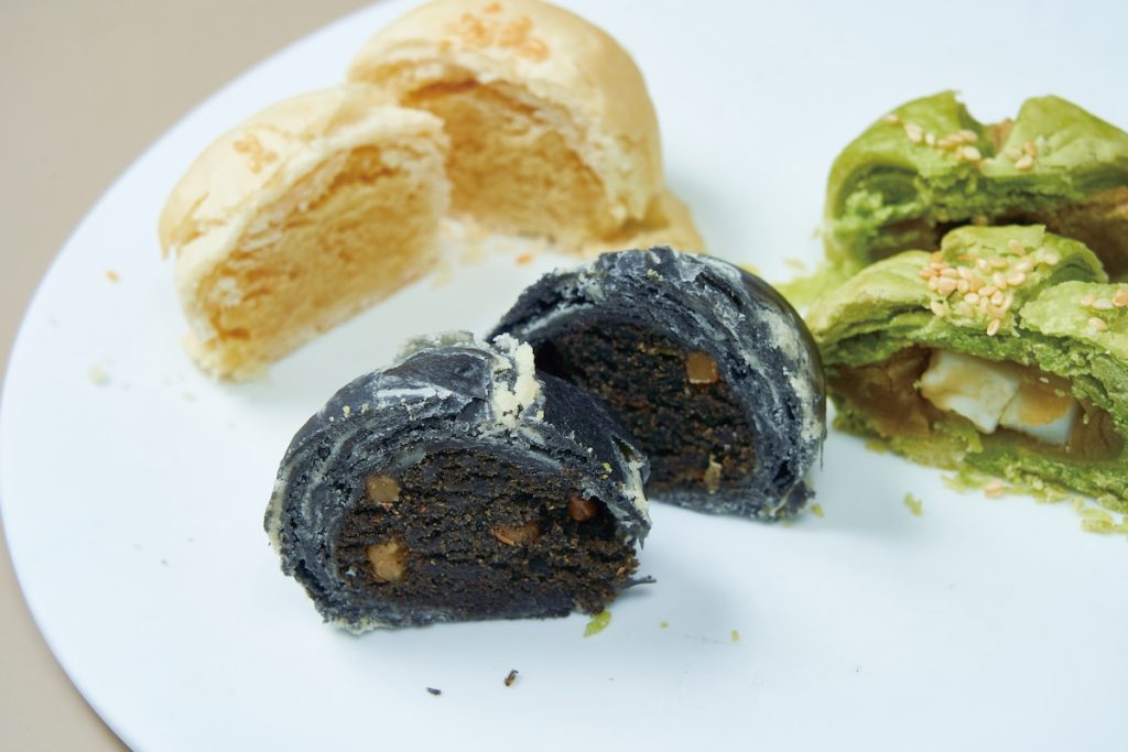 蘇式茶點較傳統漢餅細緻,更注重麵皮上的油酥比例,餡料變化也更多元。