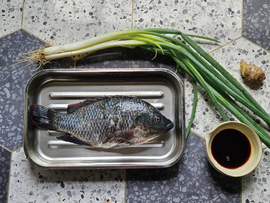 紅燒吳郭魚食材
吳郭魚一尾 約50 元
蔥一把 25 元
薑蒜少許 10 元
醬油一大匙、糖一小匙
