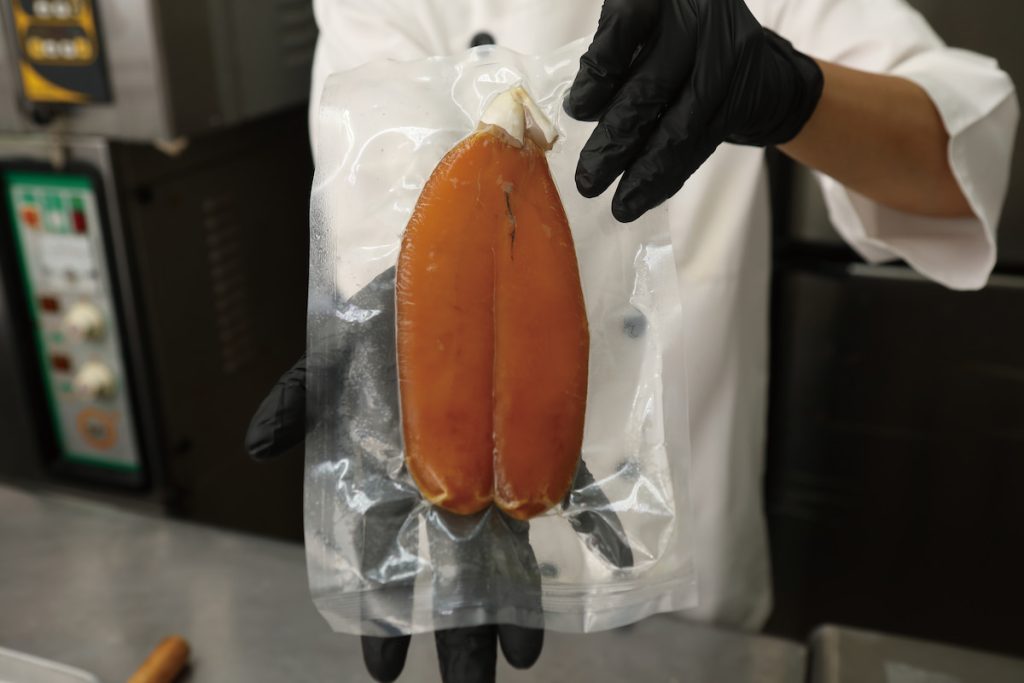 新鮮的烏魚子會留「蒂頭」，炙燒過超好吃。