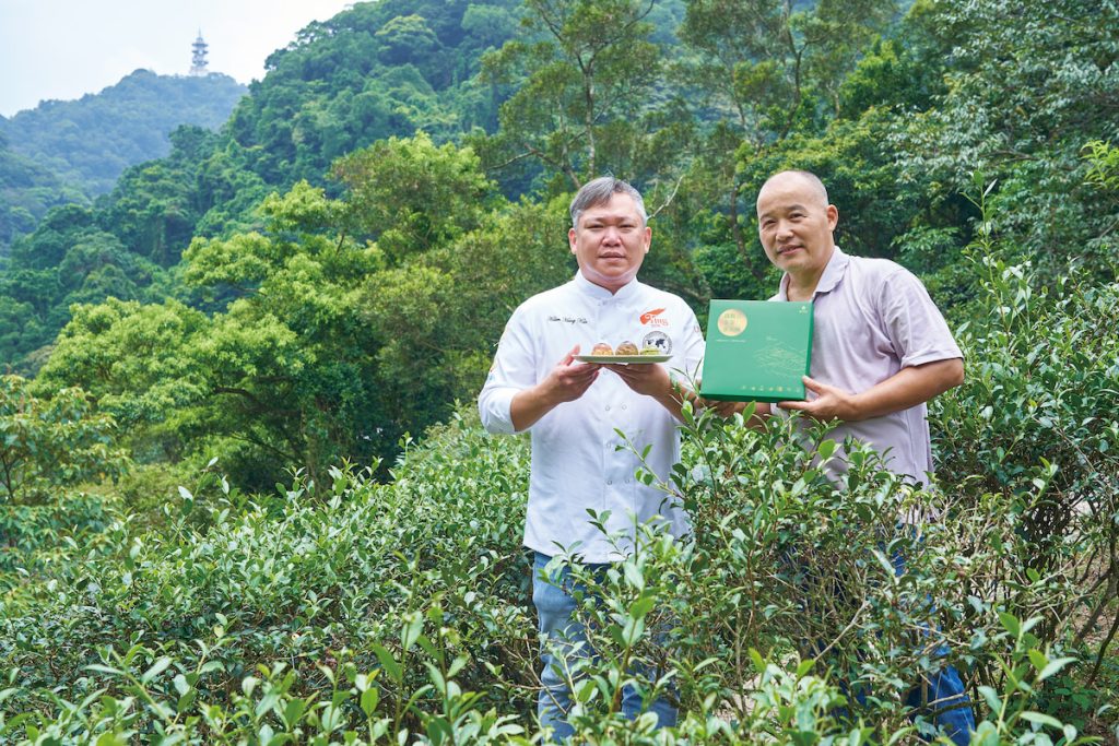 張福欽(右)以熱情支持高憲鴻向夢想前進。
