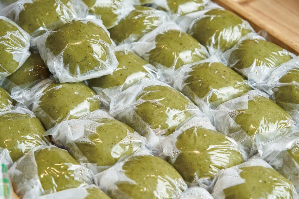 每天現做的草仔粿,是洪家傳承近百年的手藝。