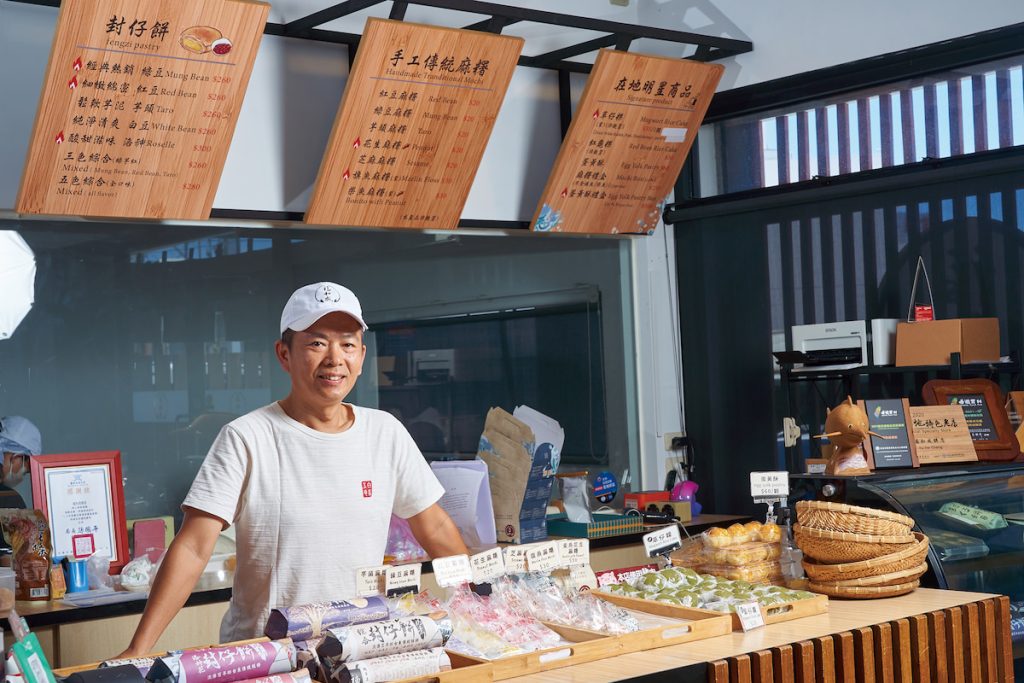 洪曉龍重金打造復古風格店面,營造溫馨的氛圍。