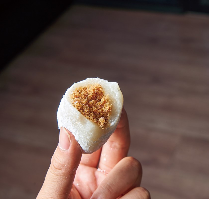 洪曉龍懷念幼時滋味,特製旗魚鬆麻糬。