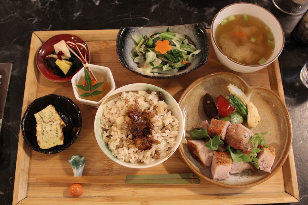 「仕合廖家」搭配在地食材供應全竹料理。