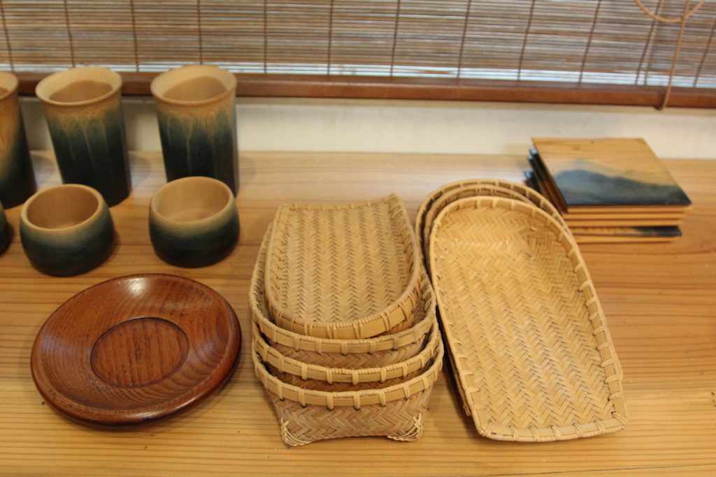 竹雕藝師蘇保宏開發各式工藝品。