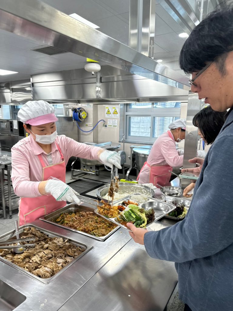 韓國今(2026)年通過《學校給食法》修正案,首次將供餐人力配置及勞動改善議題納入法律。