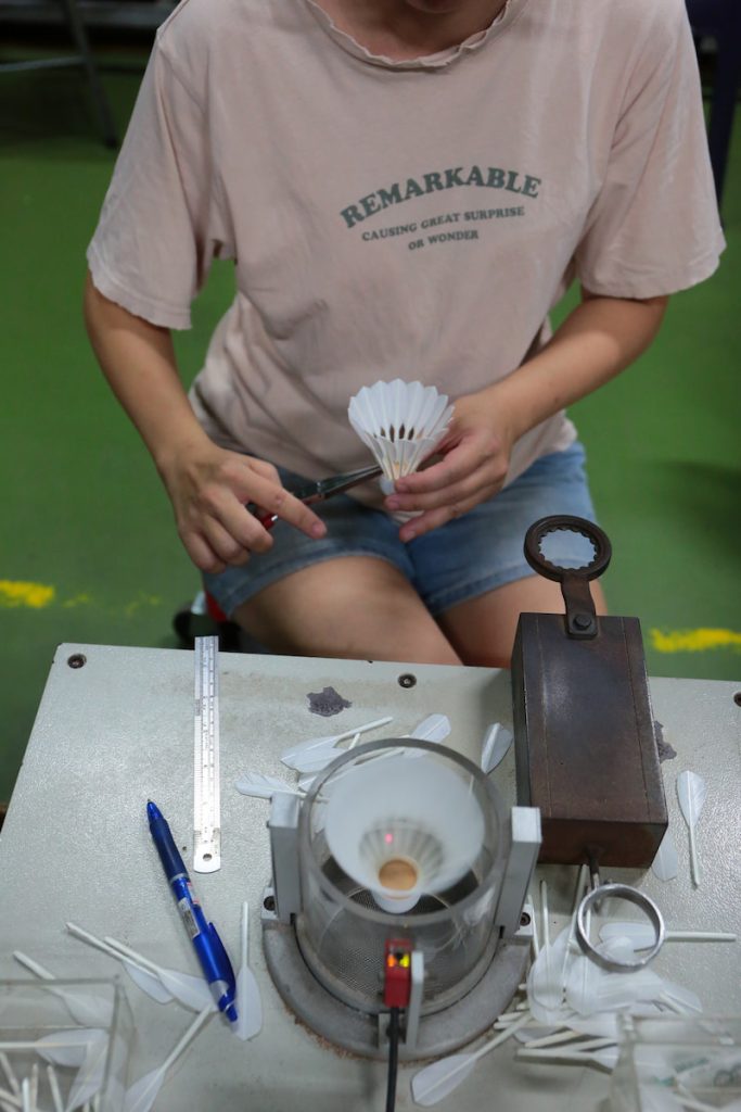 飛行穩定度測試過程中,工作人員會適時調整羽毛。