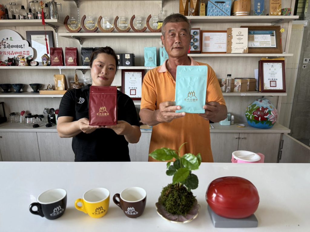 項大妹(左)外向、許文郎(右)安靜,兩人分工成就金牌咖啡。