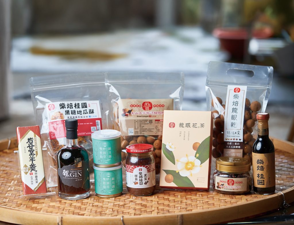 山頂壯圓開發桂圓羊羹、桂圓地瓜酥、桂圓仙草銀耳露、桂圓醬油、桂圓黑豆拌醬、桂圓琴酒等多種商品,替農產品加值。