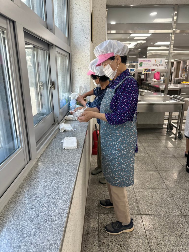 廚房的勞動環境惡劣，《學校給食法》修正案將廚工勞動條件改善納入制度。