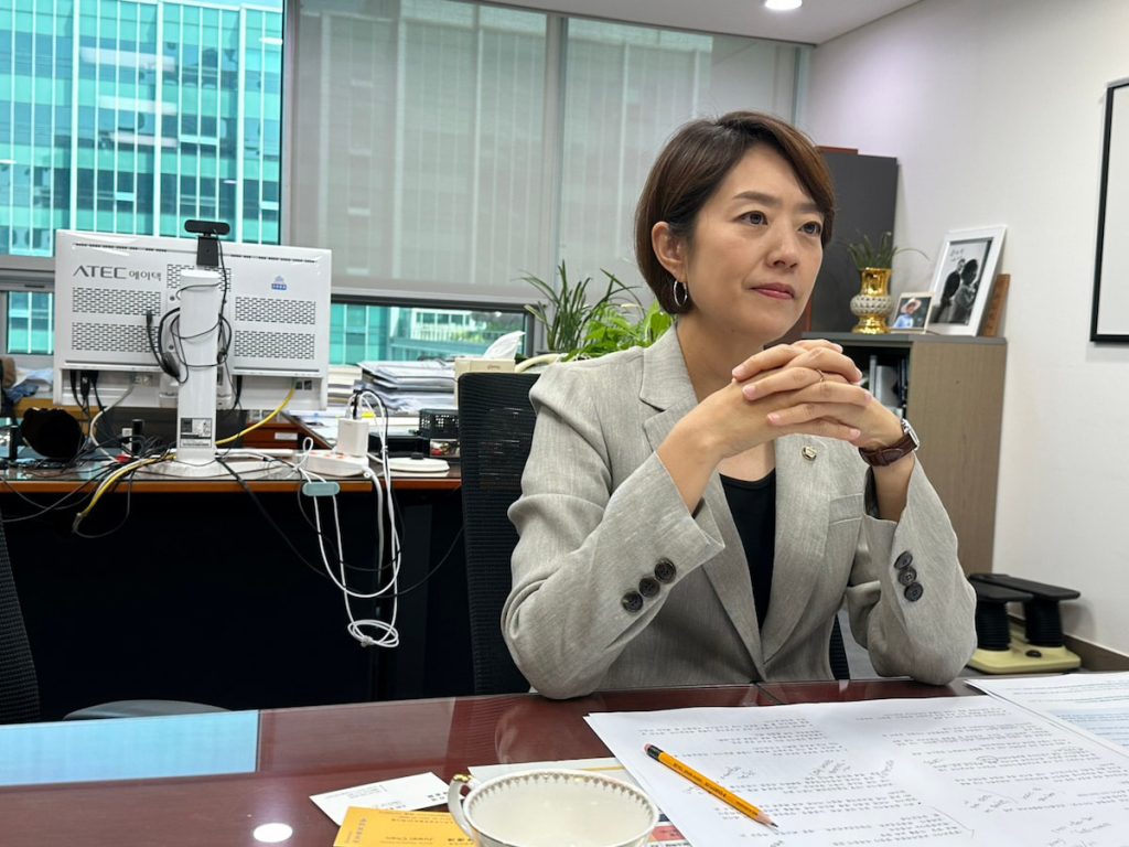 韓國國會議員高旼廷眼見學校廚房勞動環境惡劣，因此推動《學校給食法》修正案。