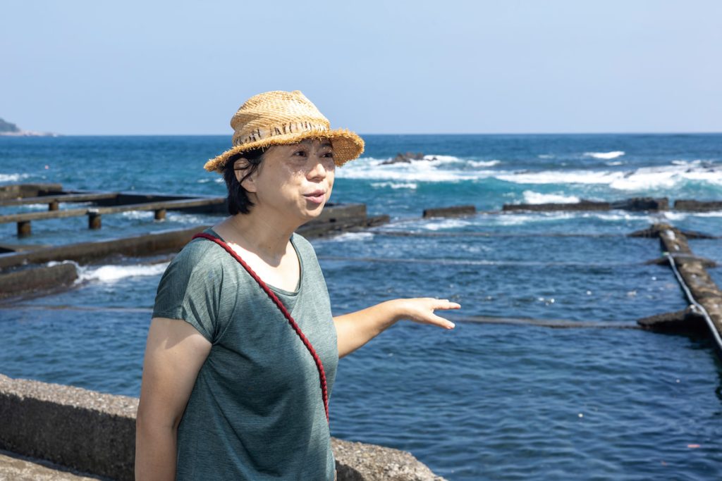 太太彭巧嫻本身經營桔醬事業，山林海邊兩頭跑，她調侃自己：「平日是農婦、假日是漁婦。」