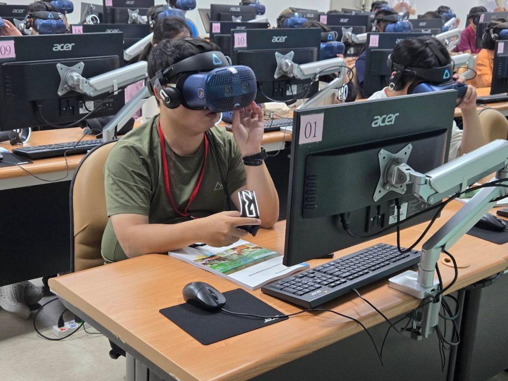 學員實際操作農田水利設施VR。