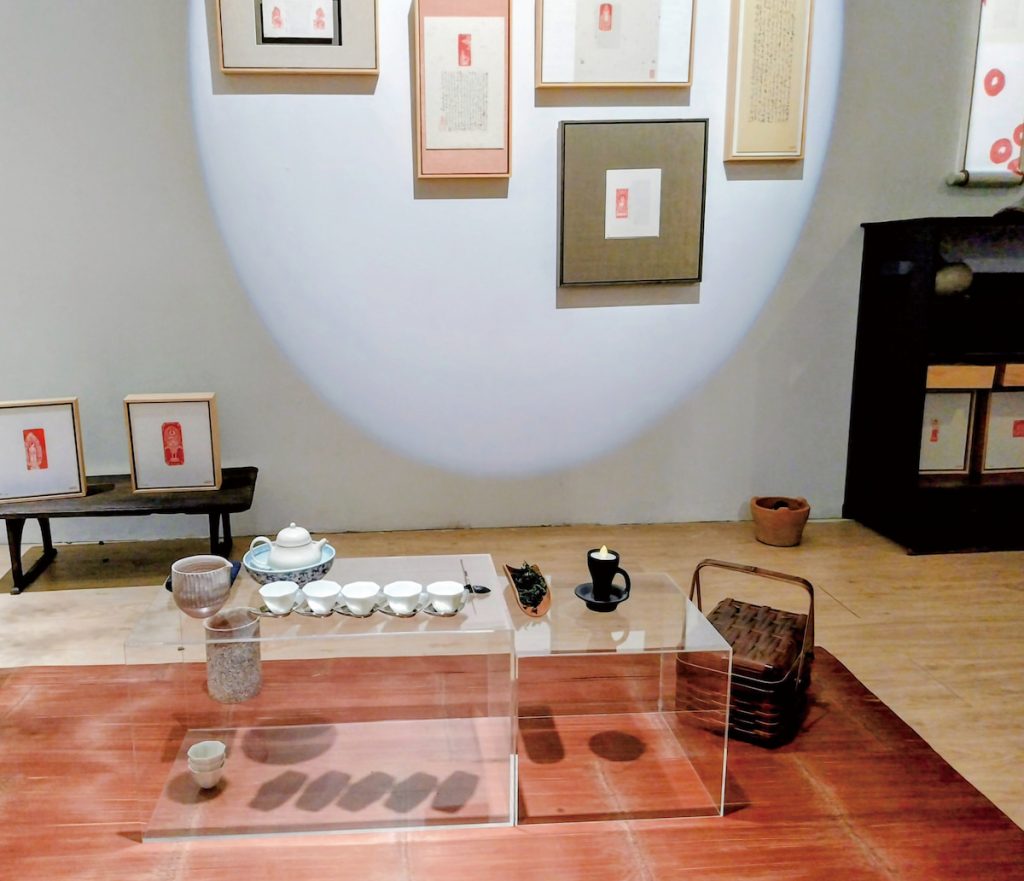 展覽茶會上，後方是藝術家「刻刻佛」的作品。