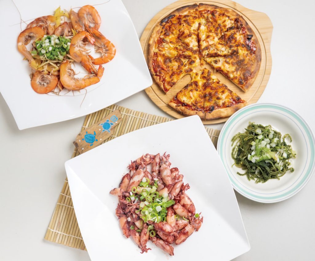李勝興結合養殖生產、導覽、觀光、餐飲，希望能活化沒落的九孔產業。