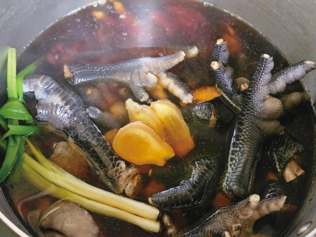 滷味鍋中加入蔥薑等辛香料。