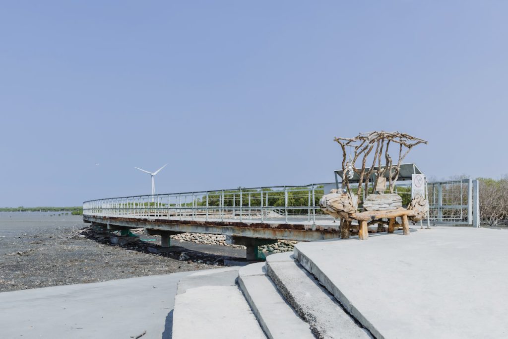 芳苑濕地紅樹林海空步道全長約1.3 公里,沿途會經過大片紅樹林區(海茄冬、水筆仔),走完全程約需1 小時,此為靠近芳苑普天宮的南出入口。