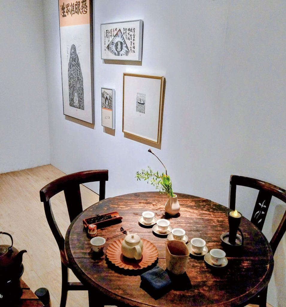 開幕前夕，後方是版畫藝術家王午的作品。