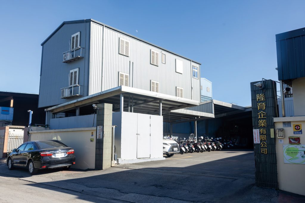 隆育企業罐頭廠加製冰廠員工逾百人。