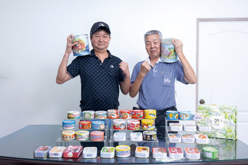 隆育老董林洪福(右)和總經理林洪儒(左)深耕魚罐頭代工產業20 多年。