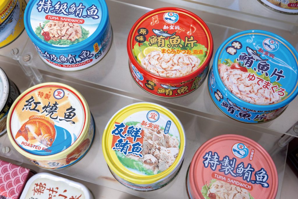隆育食品專營各式魚罐頭代工，包括鮪魚、鯖魚、紅燒鰻、秋刀魚等。
