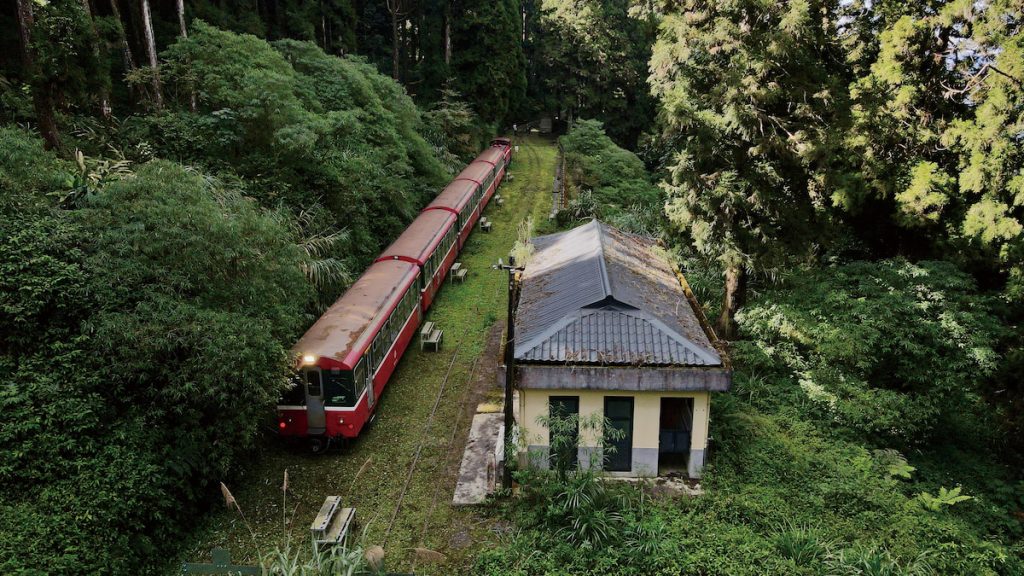這個秘境車站除了鐵道和山徑，沒有其他對外聯絡的通道。