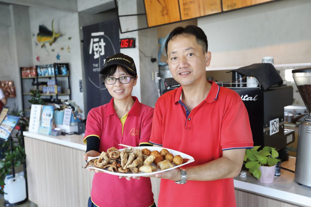 因為創立成功鎮聞名的王記鬼頭刀專賣店，陳睿恩與蔡麗夫婦也成為鬼頭刀達人，自己殺魚、研究料理。