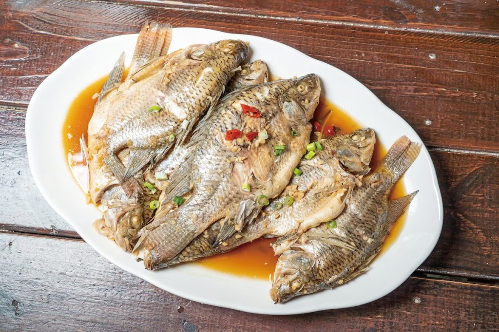 亮嫂的紅燒吳郭魚,肉質異常鮮美。