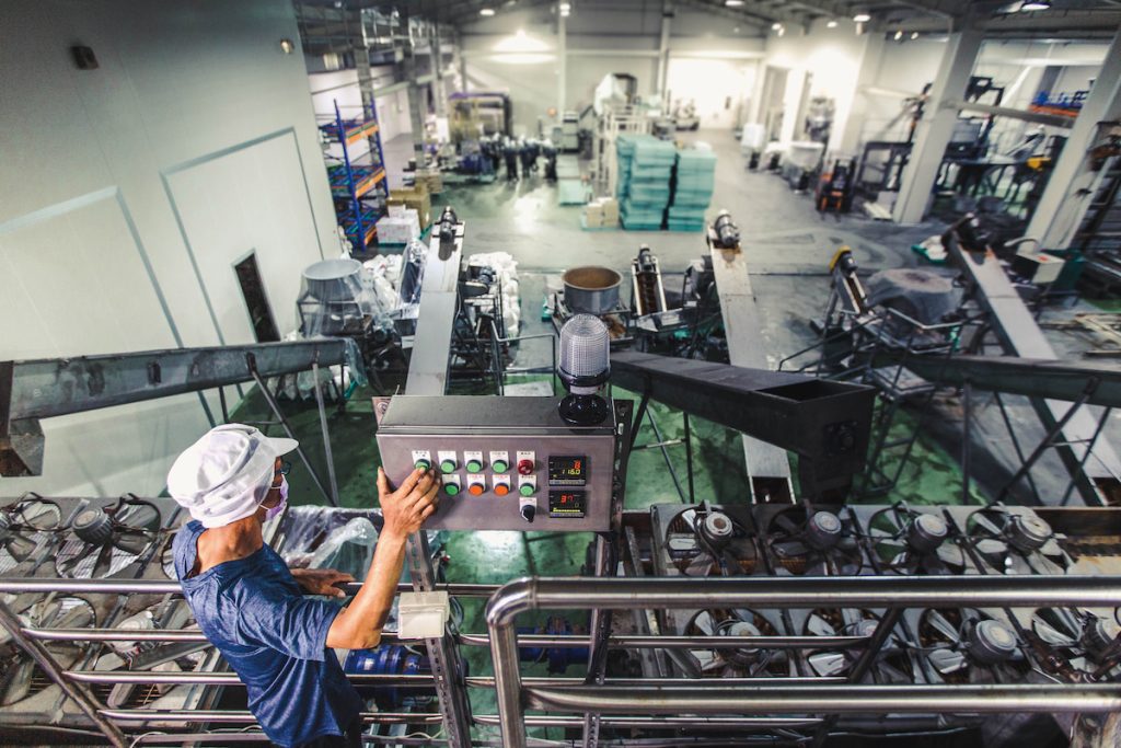 製造作業現場。